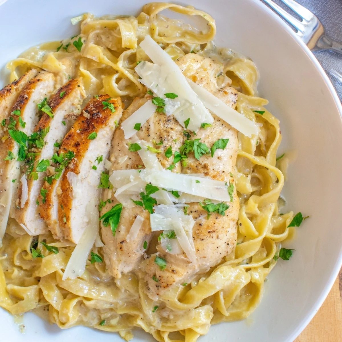 Skillet-ready Creamy Garlic Chicken Pasta with al dente fettuccine and garlic aroma.